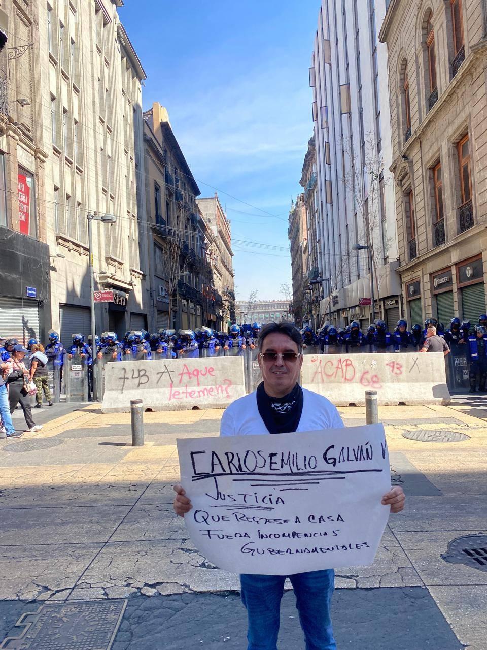 $!Familia de Carlos Emilio lleva su exigencia de justicia a marcha de la Generación Z en CDMX