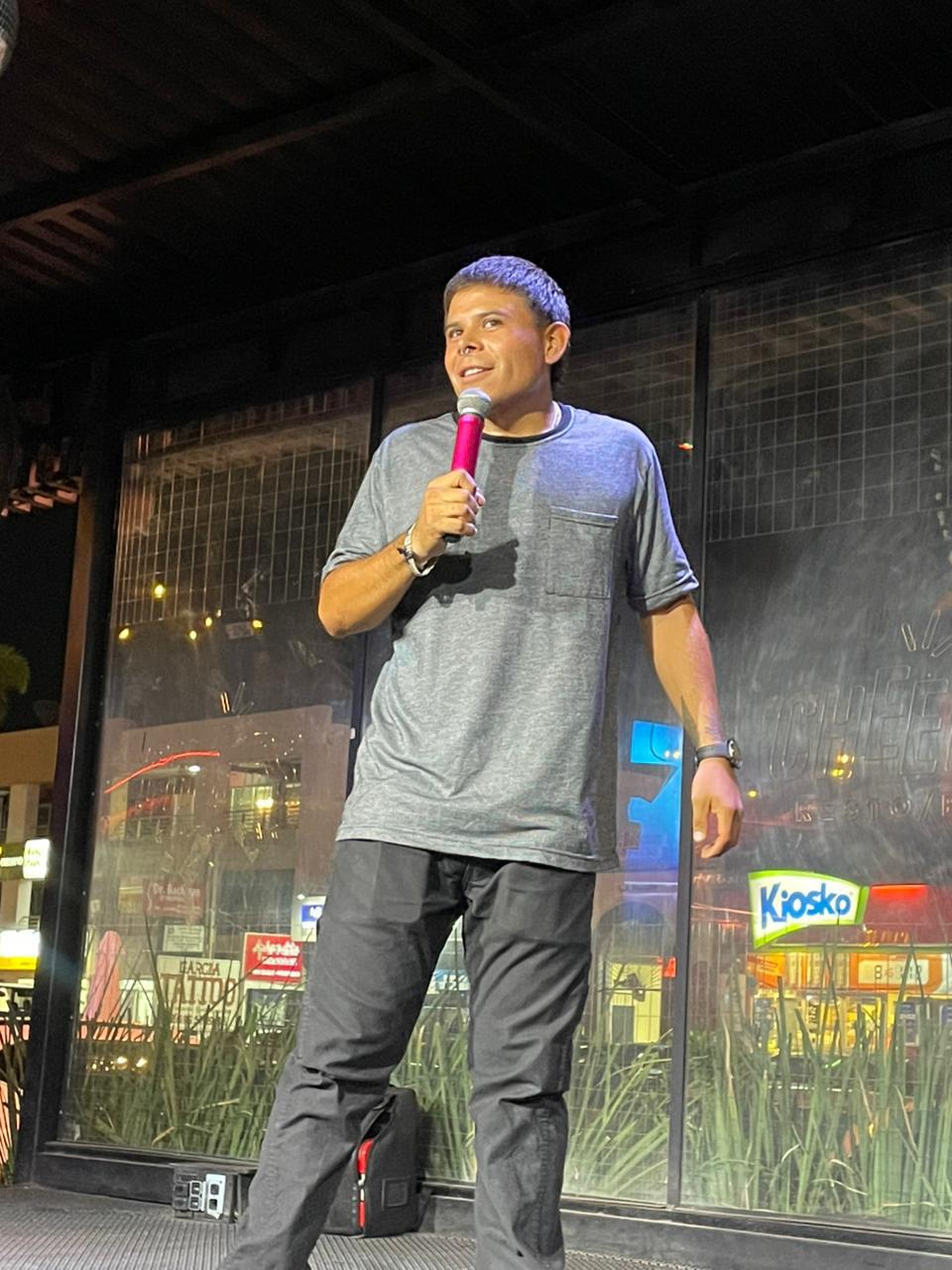 $!Alan Saldaña provoca carcajadas y llena Cheers Restobar