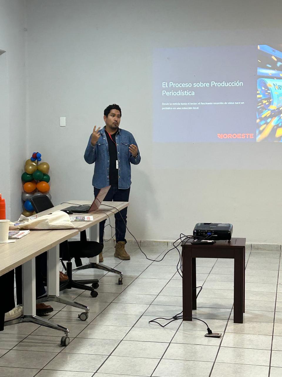 $!Jesús Verdugo compartió con los jóvenes su experiencia en la cobertura de temas de seguridad.