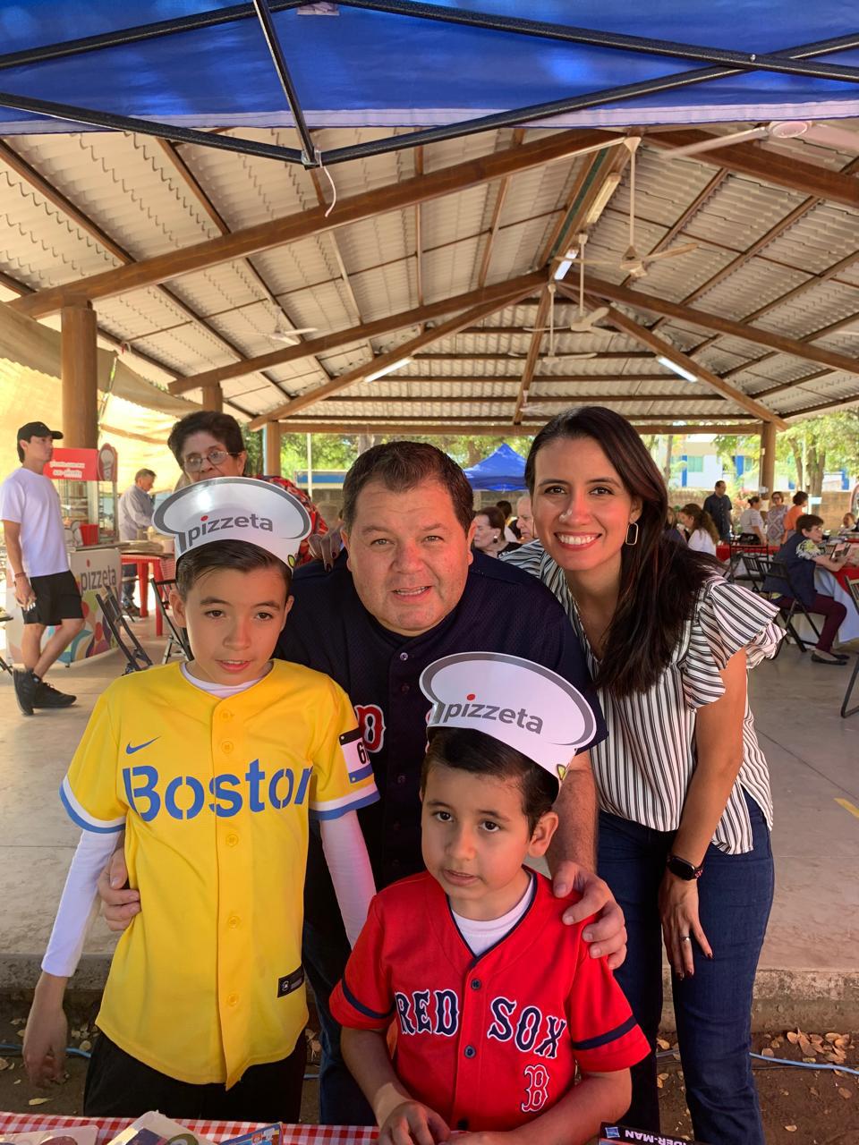 $!Conviven en kermés para ayudar al Templo de la Sagrada Familia