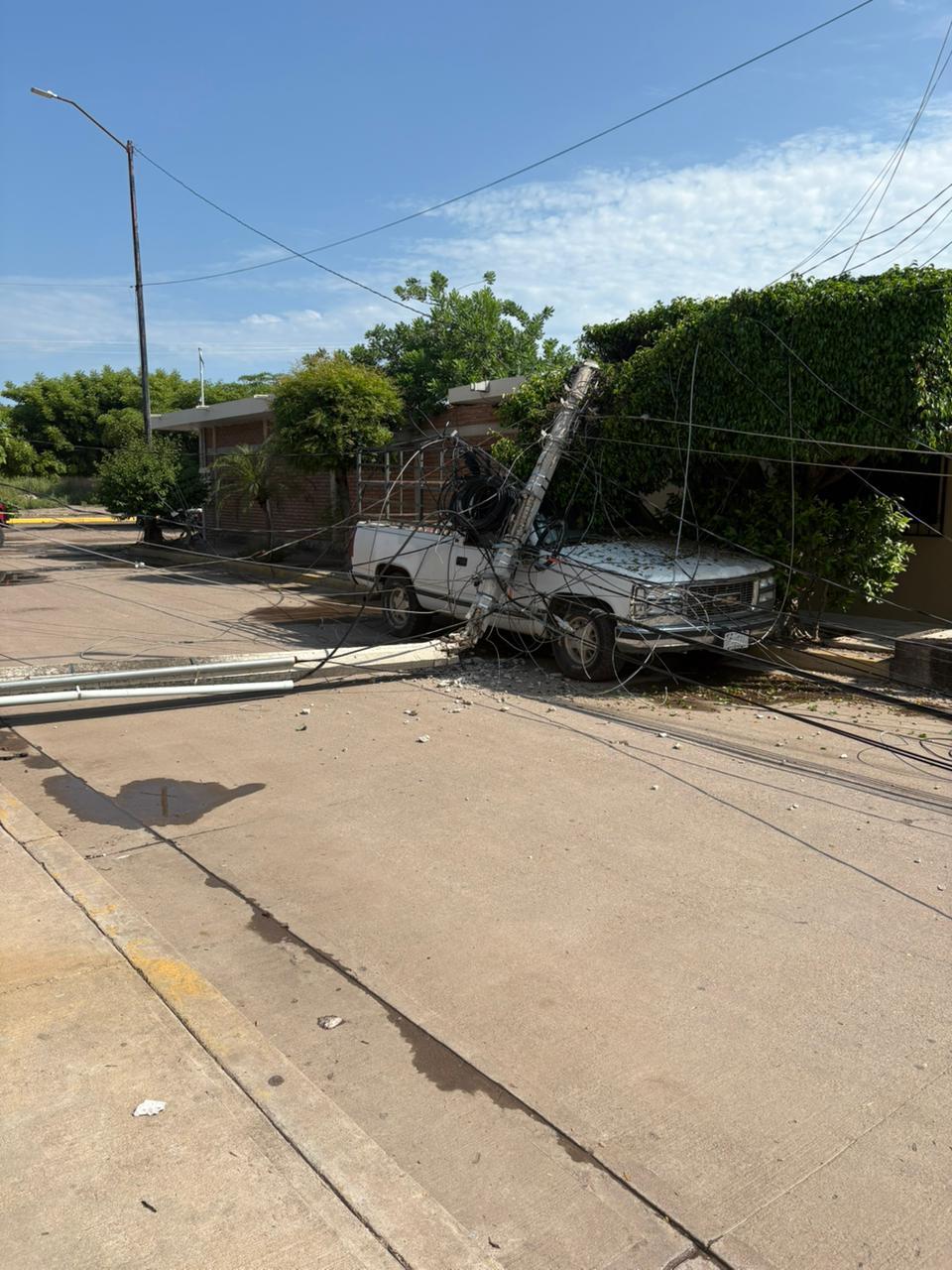 $!Góndola derriba postes y deja sin luz a colonias de El Rosario por más de 3 horas