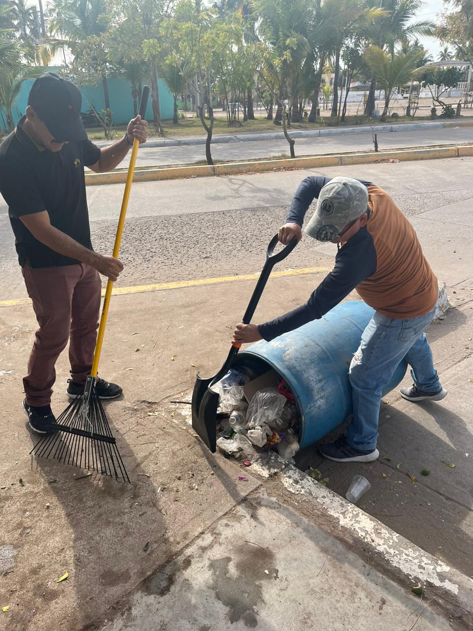 $!Realizan jornada de limpieza en malecón de Teacapán