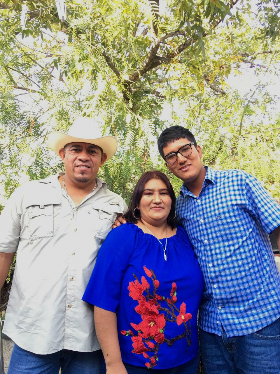 $!Eduardo Ramírez (derecha) con su madre Azucena Herrera (en medio) y Antonio Rodríguez, su padre (a la izquierda).