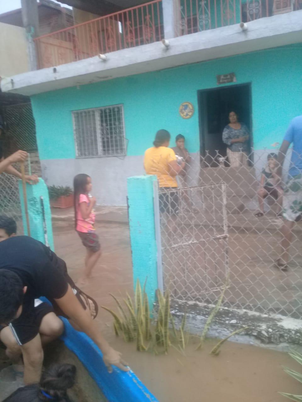 $!Por inundaciones, hasta en canoa llevan alimentos a damnificados en Agua Verde, Rosario