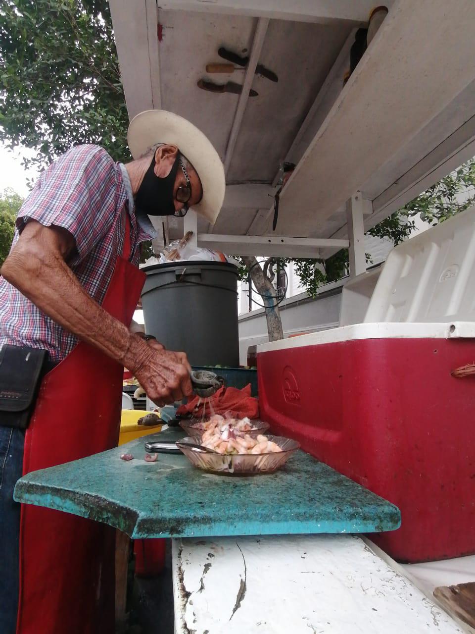 $!Don Roberto ha sido marisquero por más de 50 años, nunca antes había adquirido el kilo de limón tan caro
