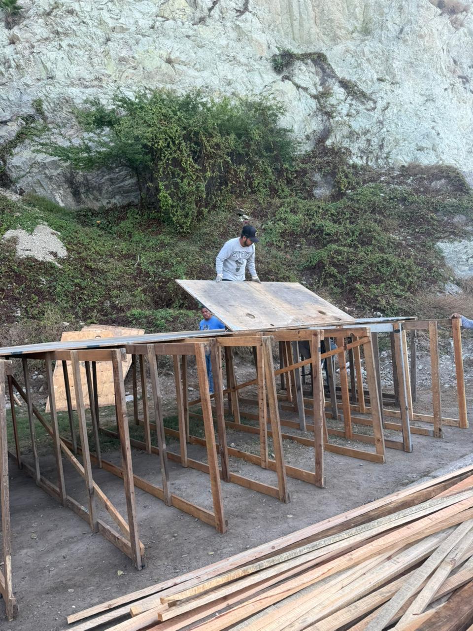 $!A 37 días de que inicie, Cultura instala los baños en la zona del Carnaval de Mazatlán 2026