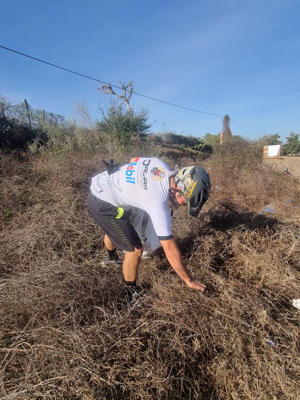 $!Fridas en Bici Sinaloa limpian carretera entre El Habal y Puerta de Canoas, en Mazatlán