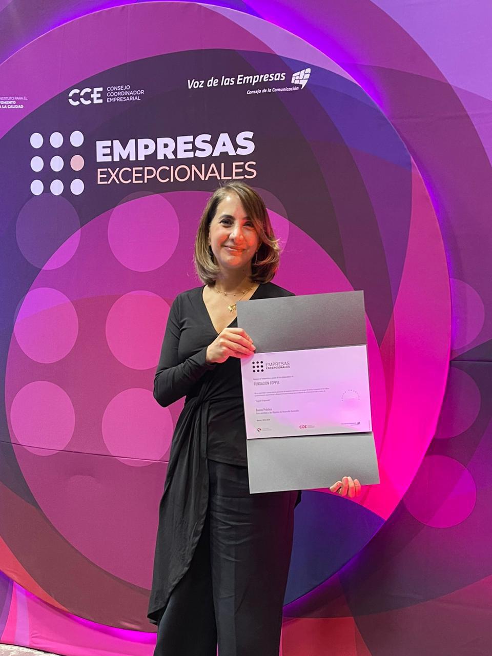 $!Recibe Fundación Coppel premio ‘Empresa Excepcional’ por apoyo a los microempresarios