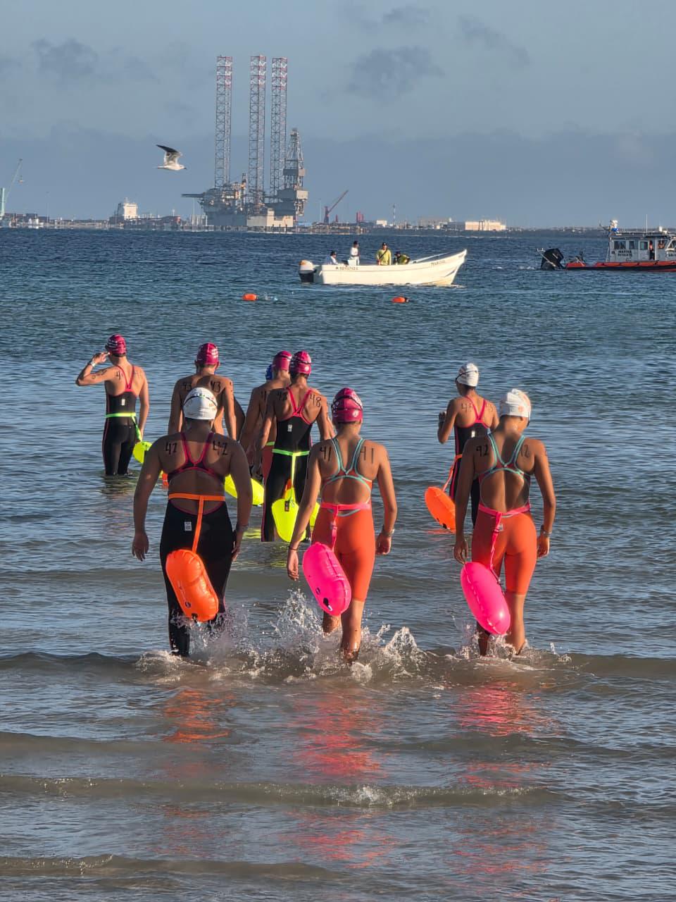 $!Dominan el mar seis nadadores mazatlecos en Puerto Progreso