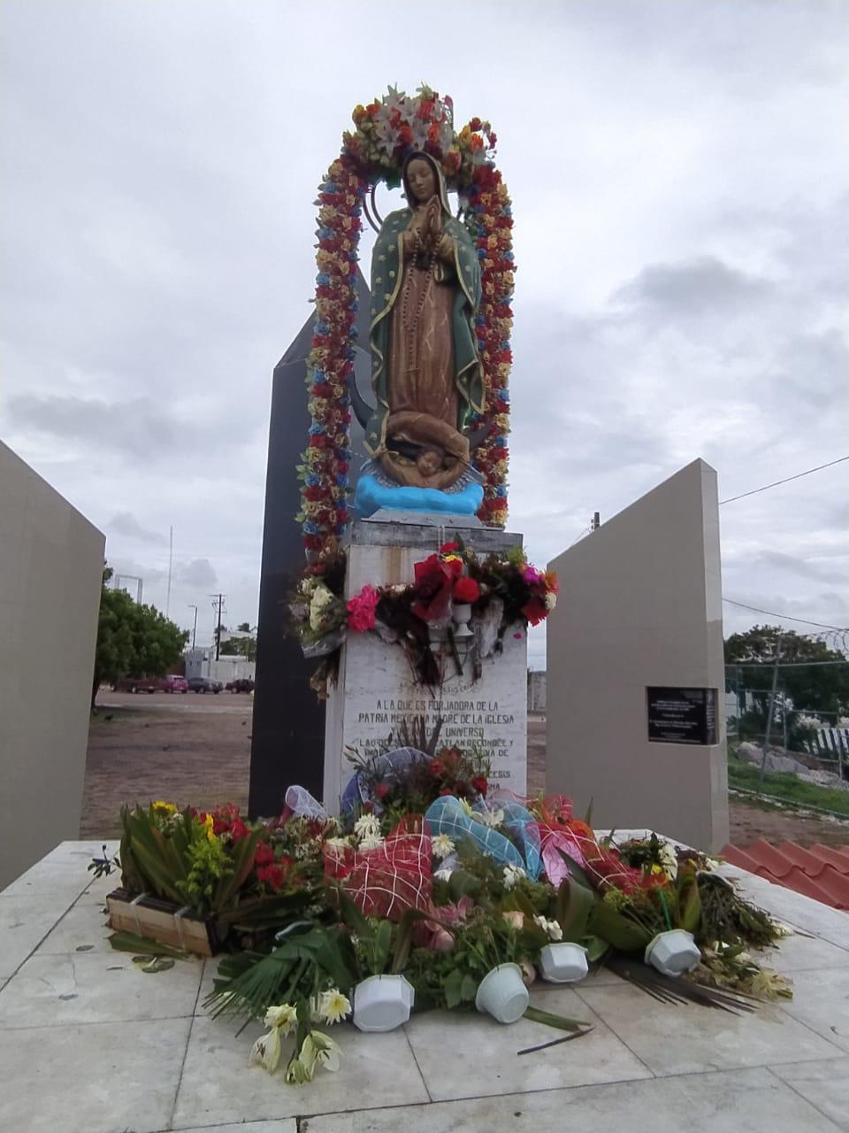 $!Le llevan flores a la Virgen de La Puntilla en Mazatlán por “ahuyentar” a Nora