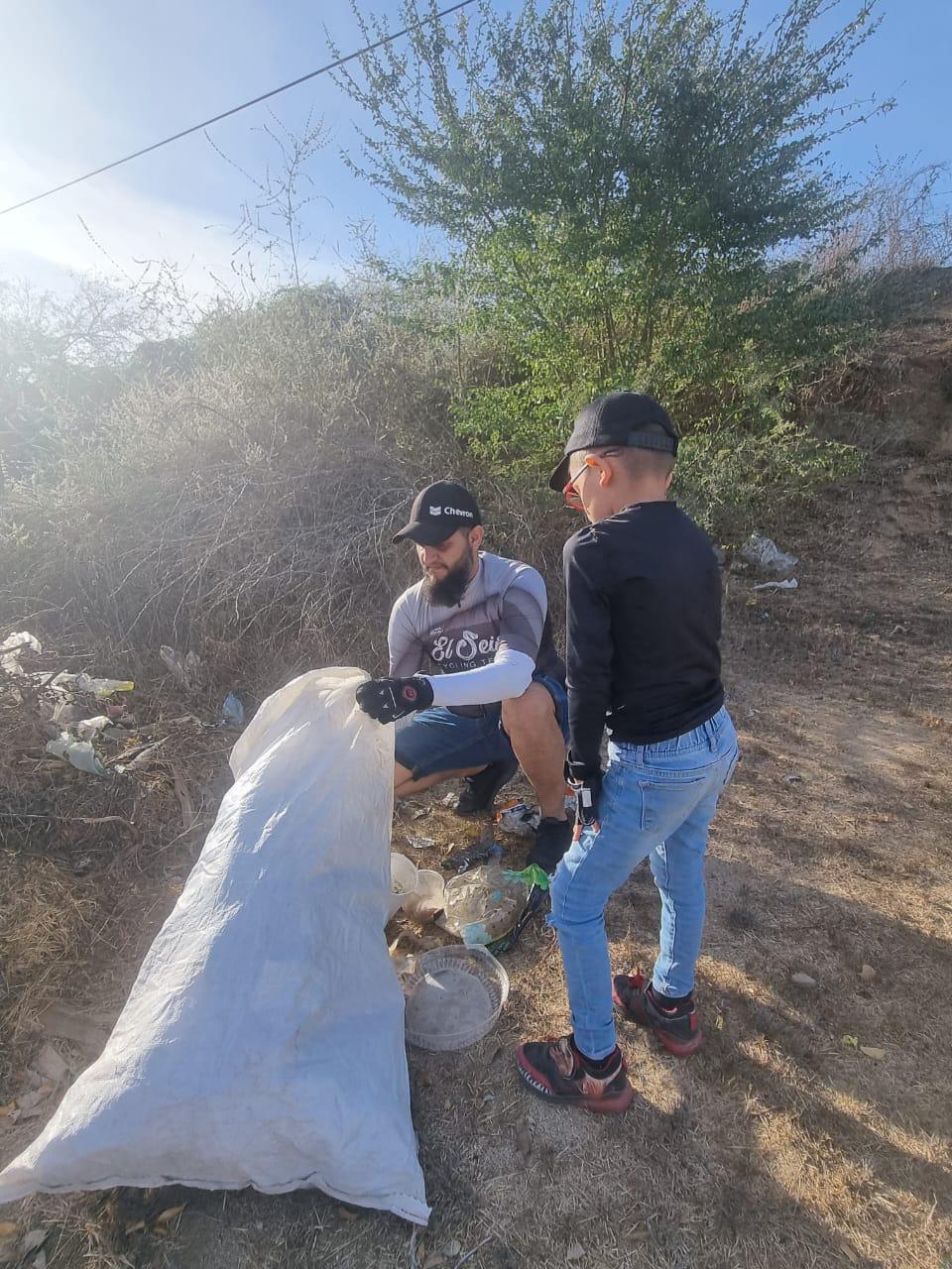 $!Fridas en Bici Sinaloa limpian carretera entre El Habal y Puerta de Canoas, en Mazatlán