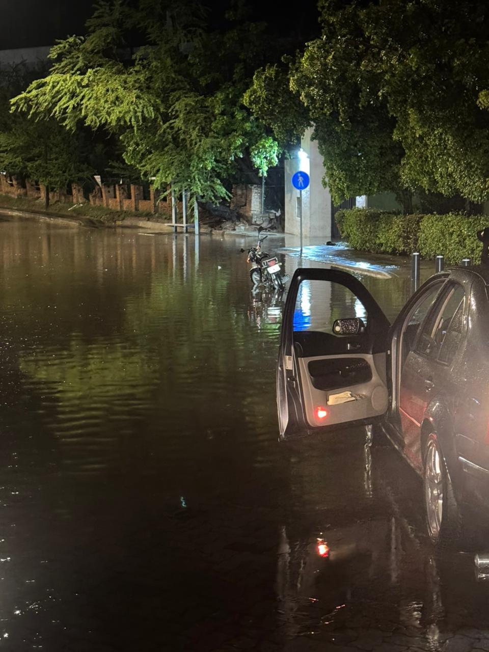 $!En Mazatlán, dejan inundaciones viales vehículos varados y familias trasladadas a sus hogares u hoteles