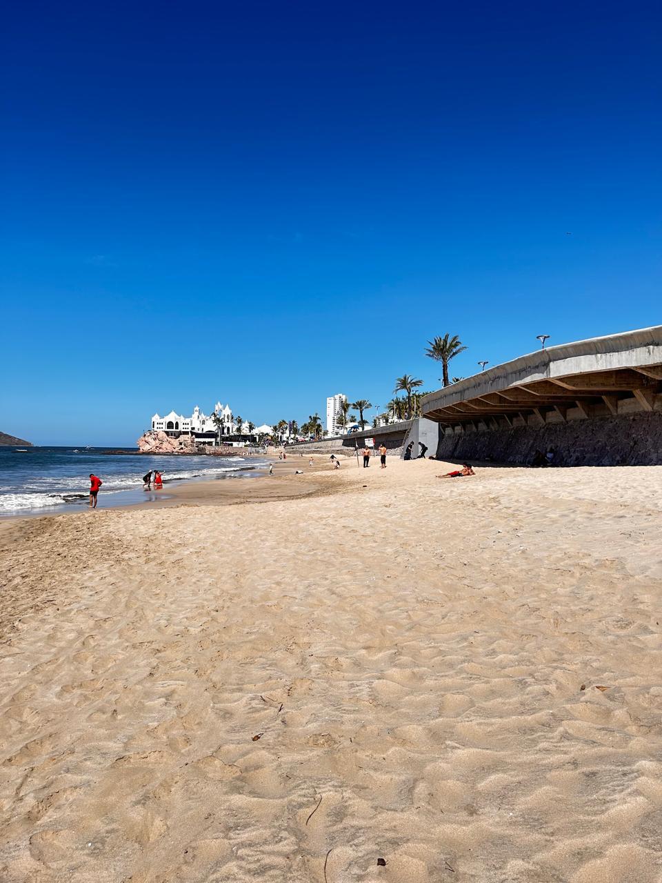 $!Pese a lluvias, mar de Mazatlán es apto para bañistas: Operadora de Playas