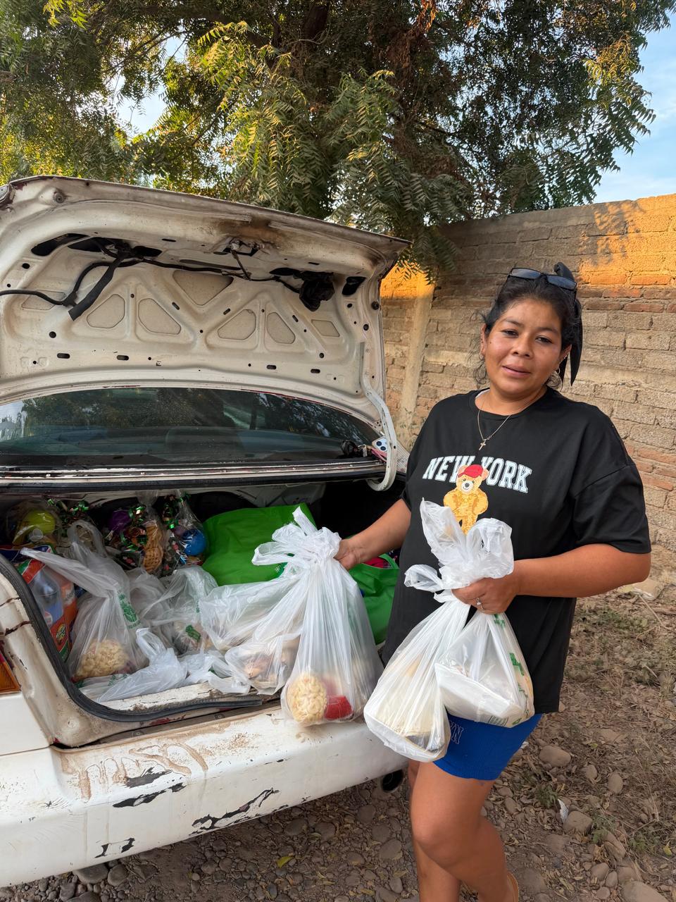 $!El grupo ‘Regalando Sonrisas’ lleva cenas navideñas a familias de Rosario