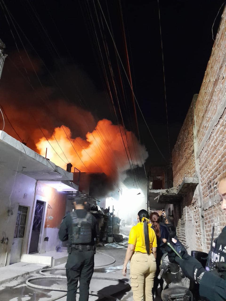 $!Moviliza a Bomberos y Protección Civil incendio en la Montuosa, en Mazatlán