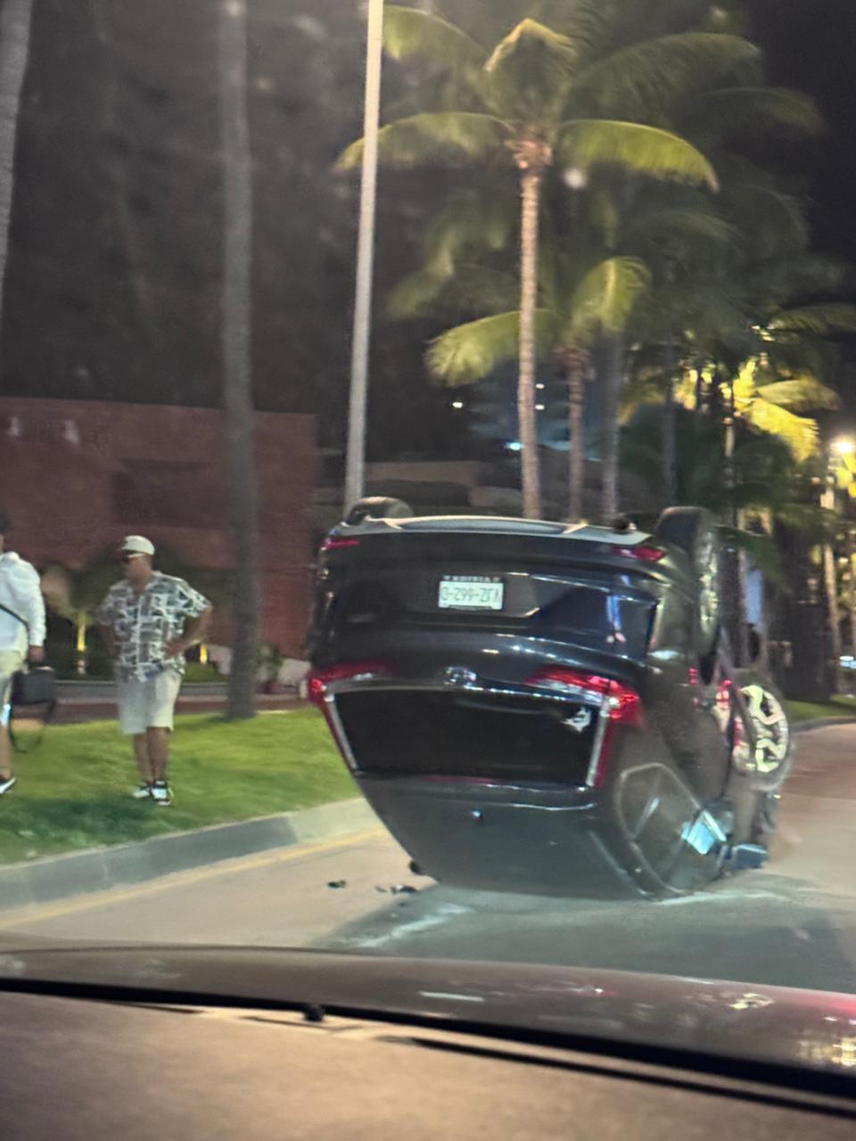 $!Volcadura de camioneta en el fraccionamiento Sábalo Country en Mazatlán; no hubo lesionados