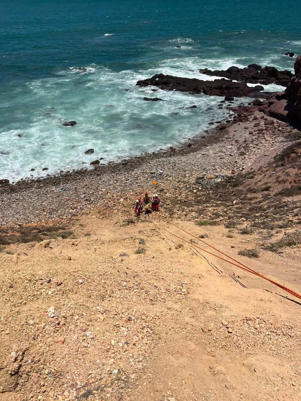 $!Imparte Bomberos Mazatlán capacitación a personal de Cruz Roja sobre procedimientos de rescate