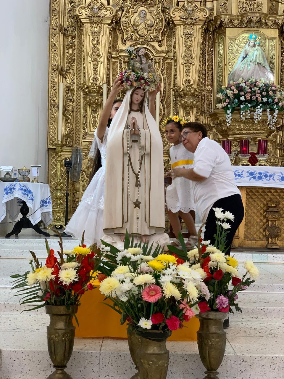 $!Coronan imagen de la Virgen María para cerrar mes de ofrecimiento de flores