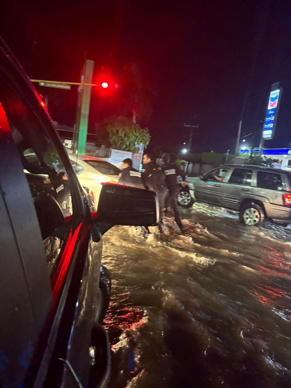 $!Inundaciones colapsan vialidades en Culiacán; SSPyTM activa operativo de auxilio