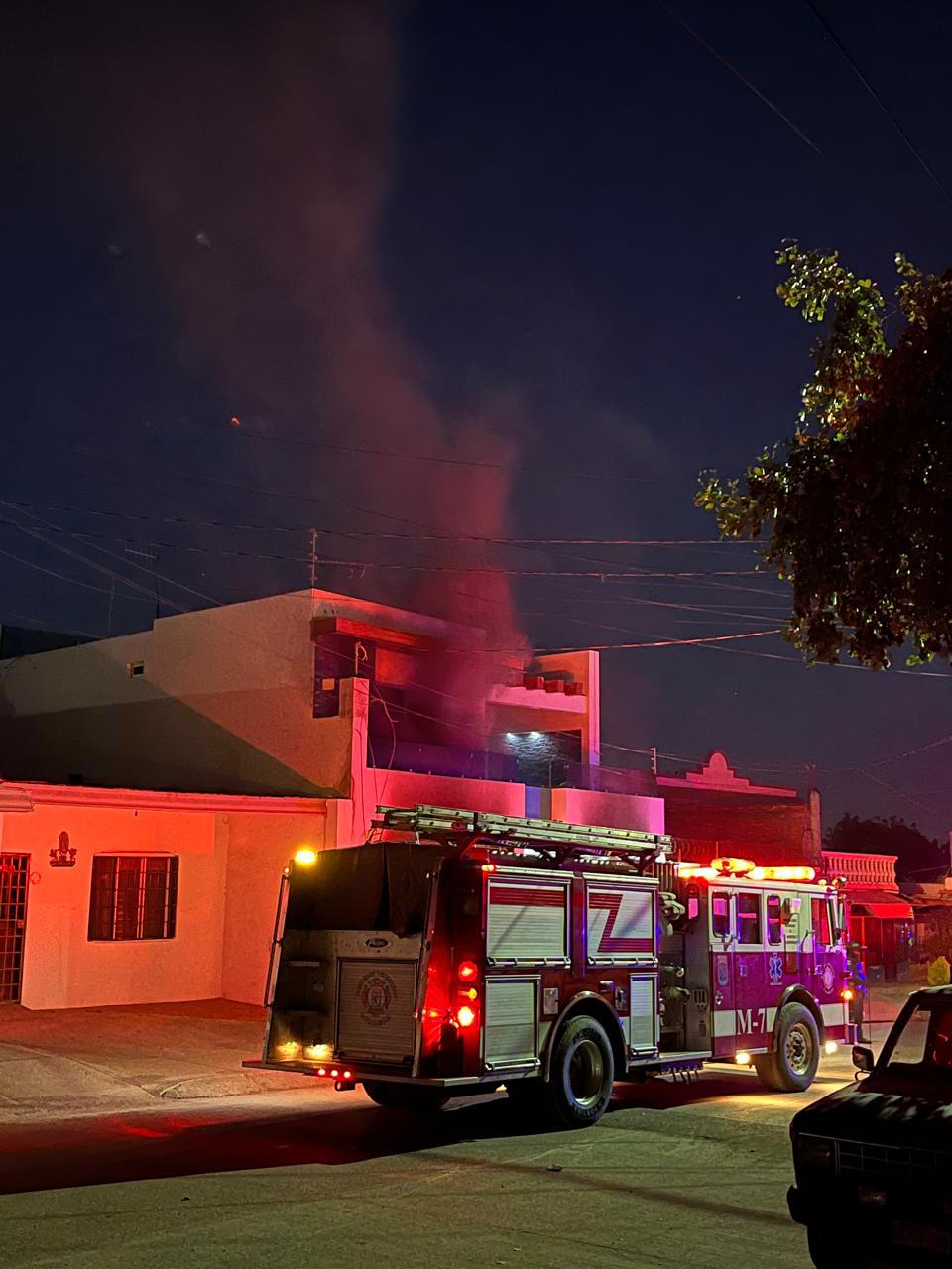 $!Atacan e incendian casa habitación en la colonia 21 de Marzo