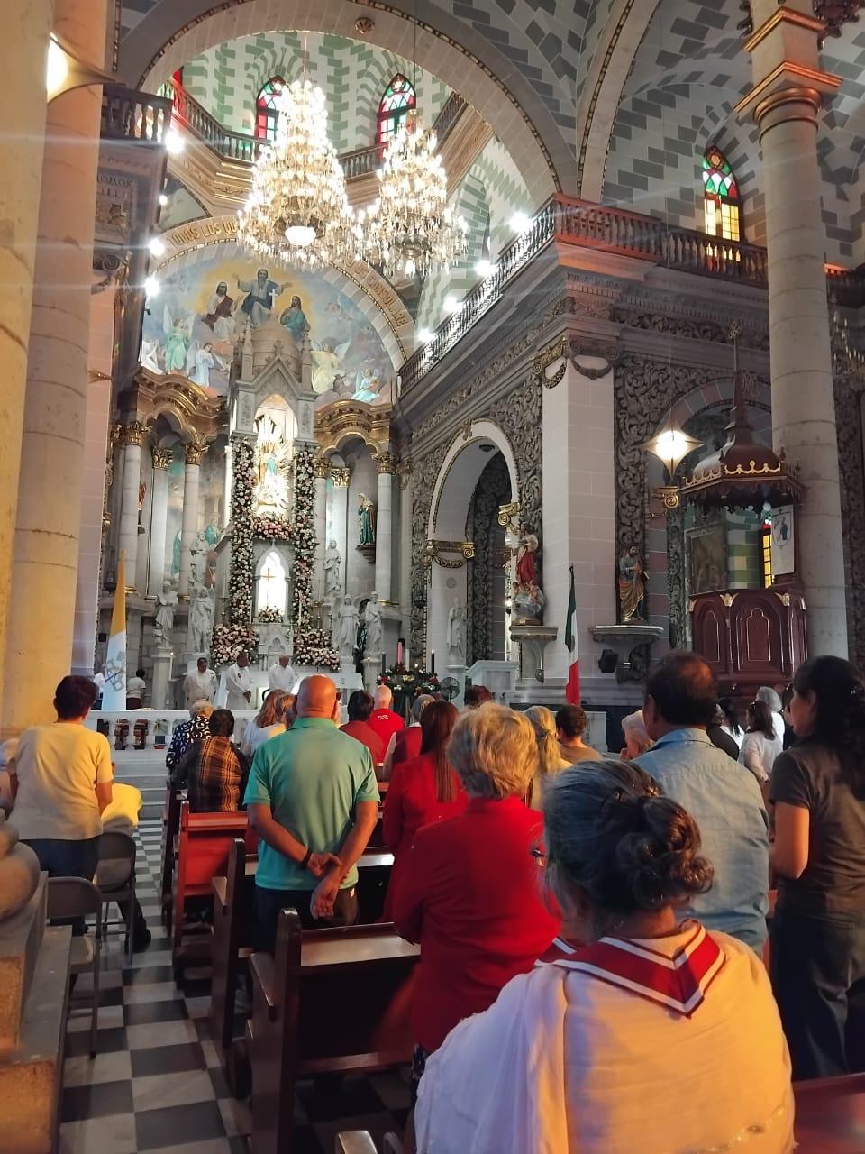 $!Le cantan Las Mañanitas con mariachi a la Virgen de la Inmaculada Concepción en Mazatlán
