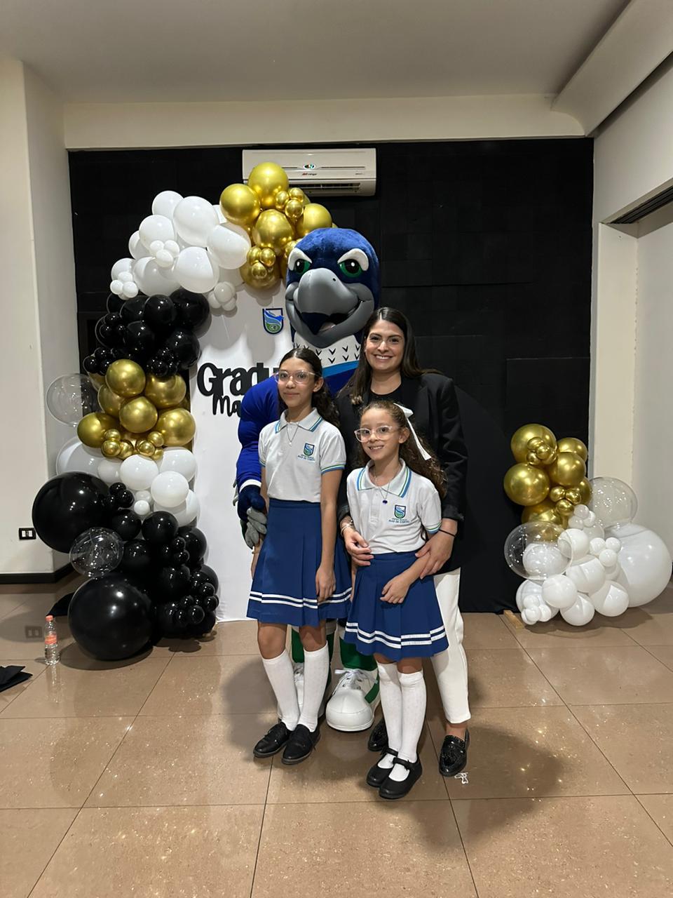 $!Hermanas Elanid y Luna López Álvarez, con la maestra Andrea Gastélum.