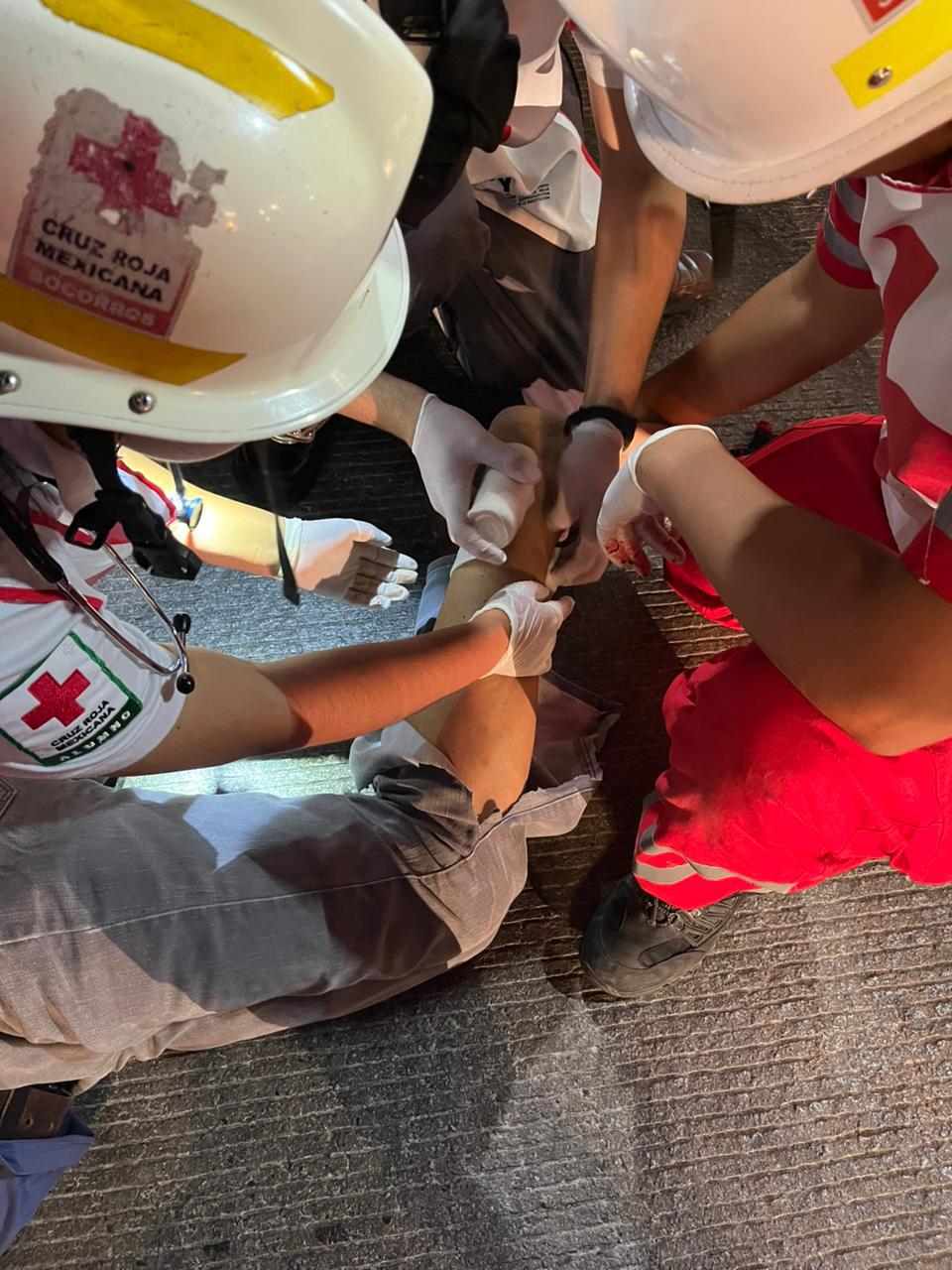 $!Cruz Roja atiende y traslada a motociclista lesionado en Mazatlán