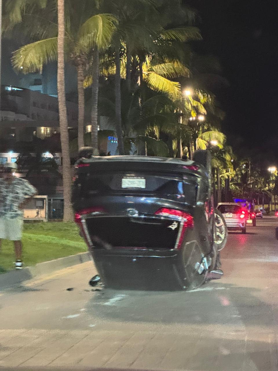 $!Volcadura de camioneta en el fraccionamiento Sábalo Country en Mazatlán; no hubo lesionados