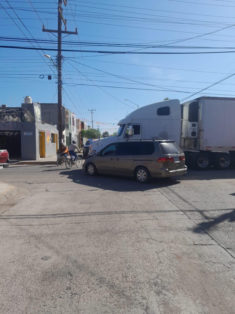$!Choca camioneta contra tráiler en Escuinapa