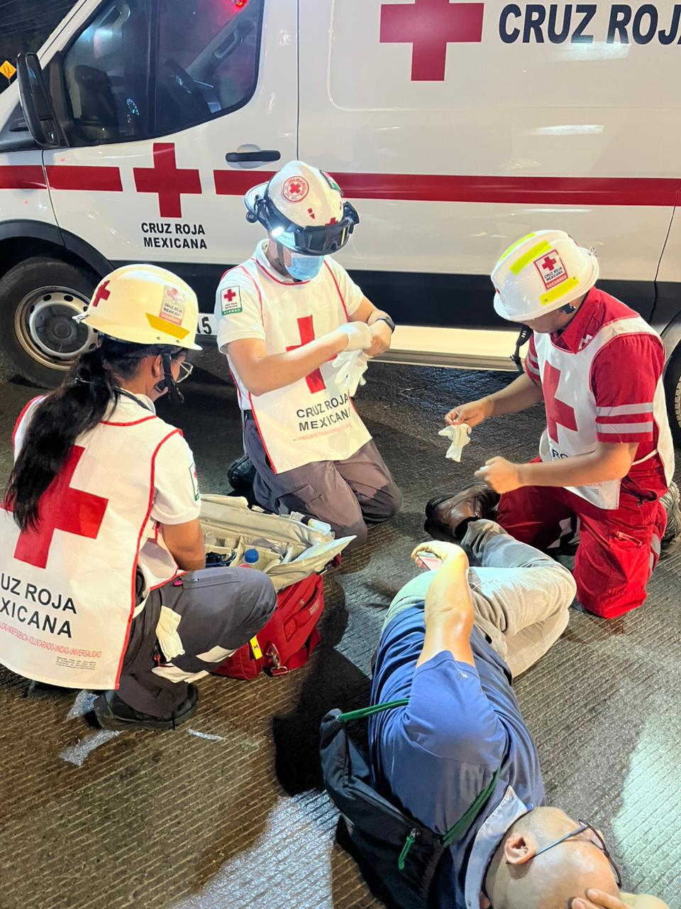 $!Cruz Roja atiende y traslada a motociclista lesionado en Mazatlán