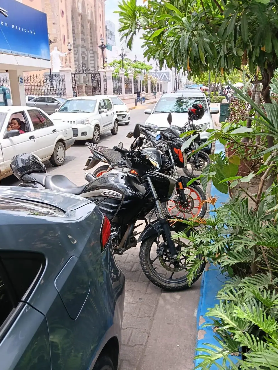 $!Denuncian que en calles del Centro de Mazatlán acaparan estacionamientos para discapacitados