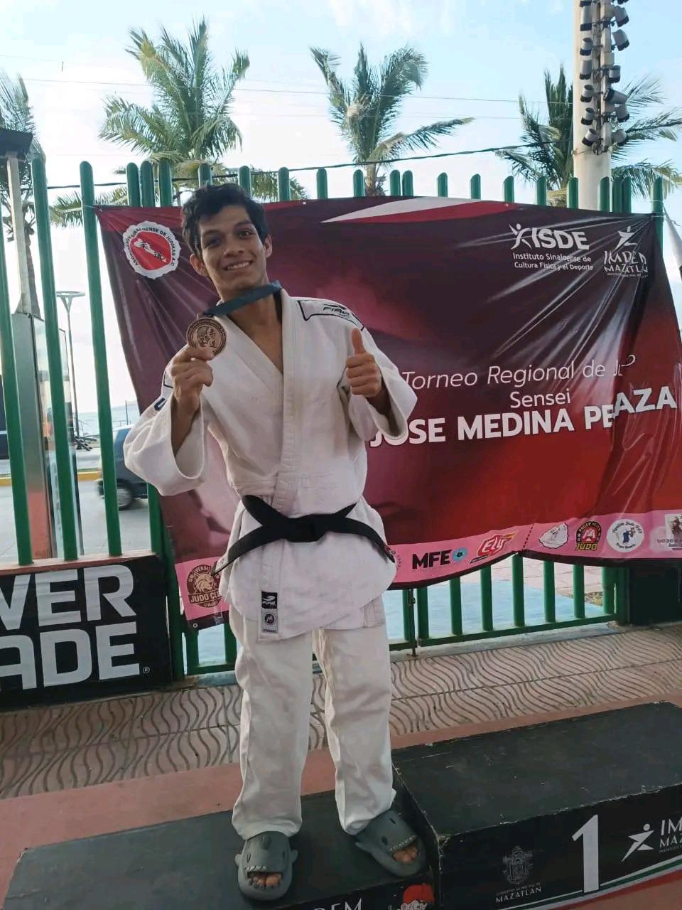 $!Entre estudios, judo y bolear zapatos: Benjamín Mendoza persigue en El Rosario su sueño olímpico