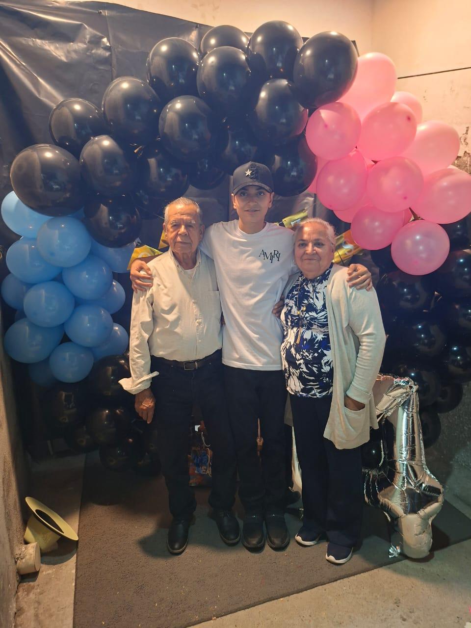 $!Con sus abuelos maternos Erasmo Aguilar Cuadras y María Juana López Parra