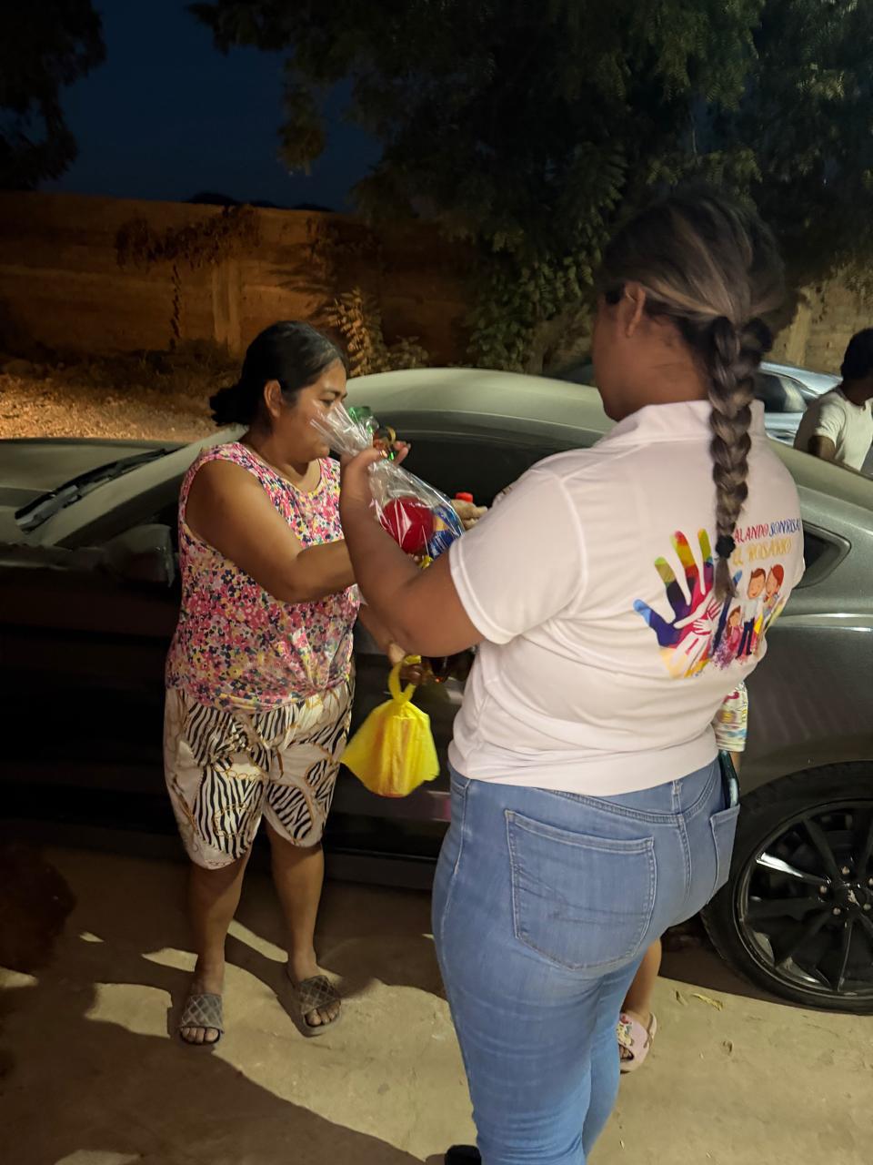 $!El grupo ‘Regalando Sonrisas’ lleva cenas navideñas a familias de Rosario