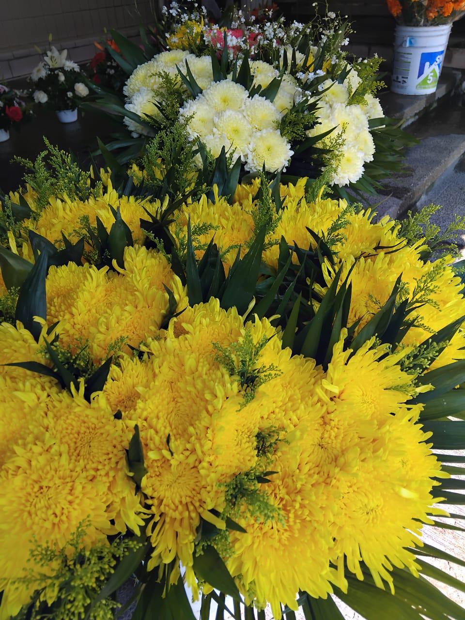 $!Mercado de las Flores en Mazatlán enfrenta retrasos previo al Día de Muertos