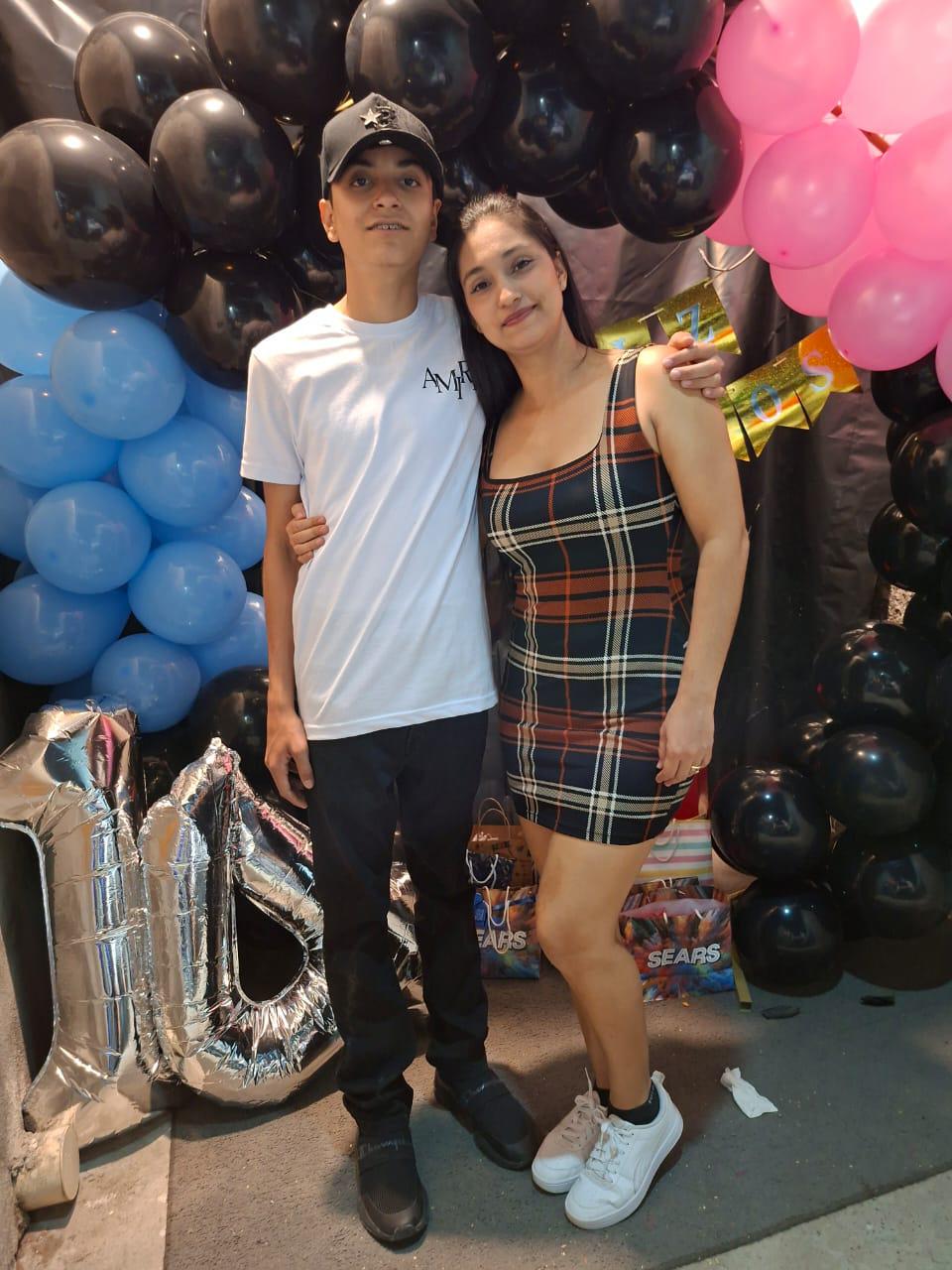 $!Acompañado de su tía Isela Martínez.