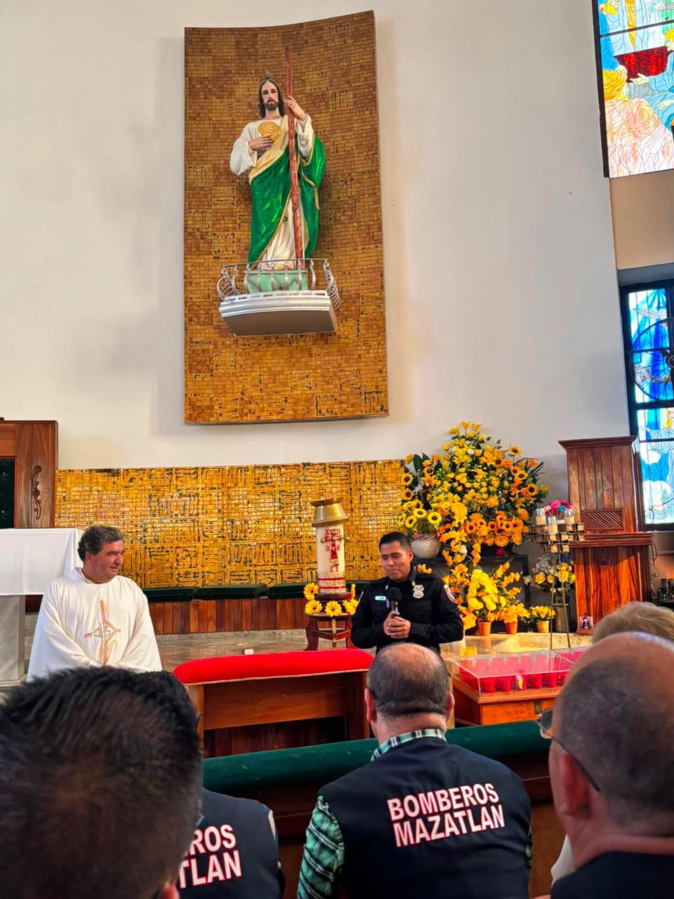 $!Reconocen en misa la entrega y valentía de los bomberos de Mazatlán