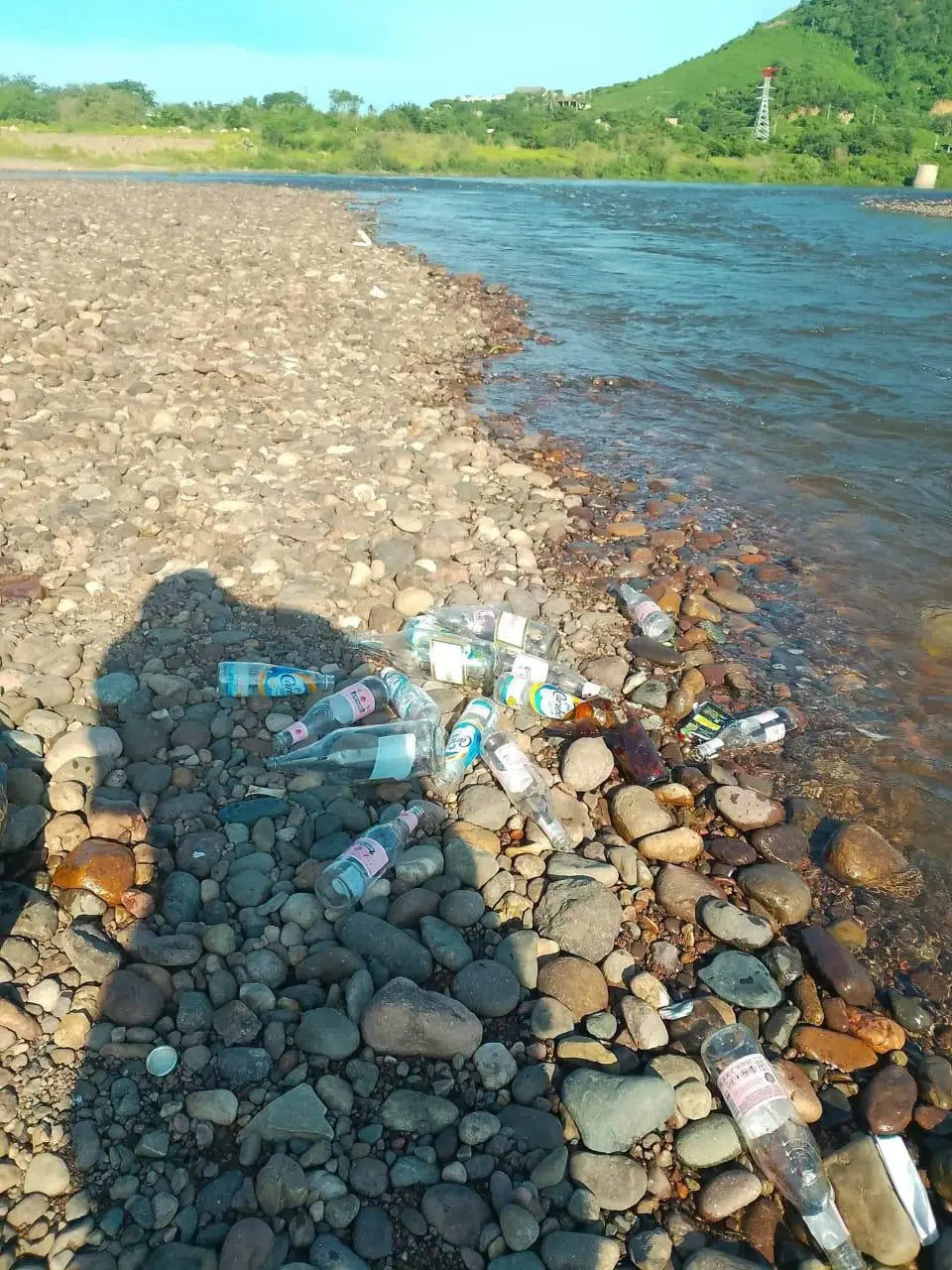 $!Eleuterio limpia la basura que dejan los bañistas en el río Baluarte, en Rosario