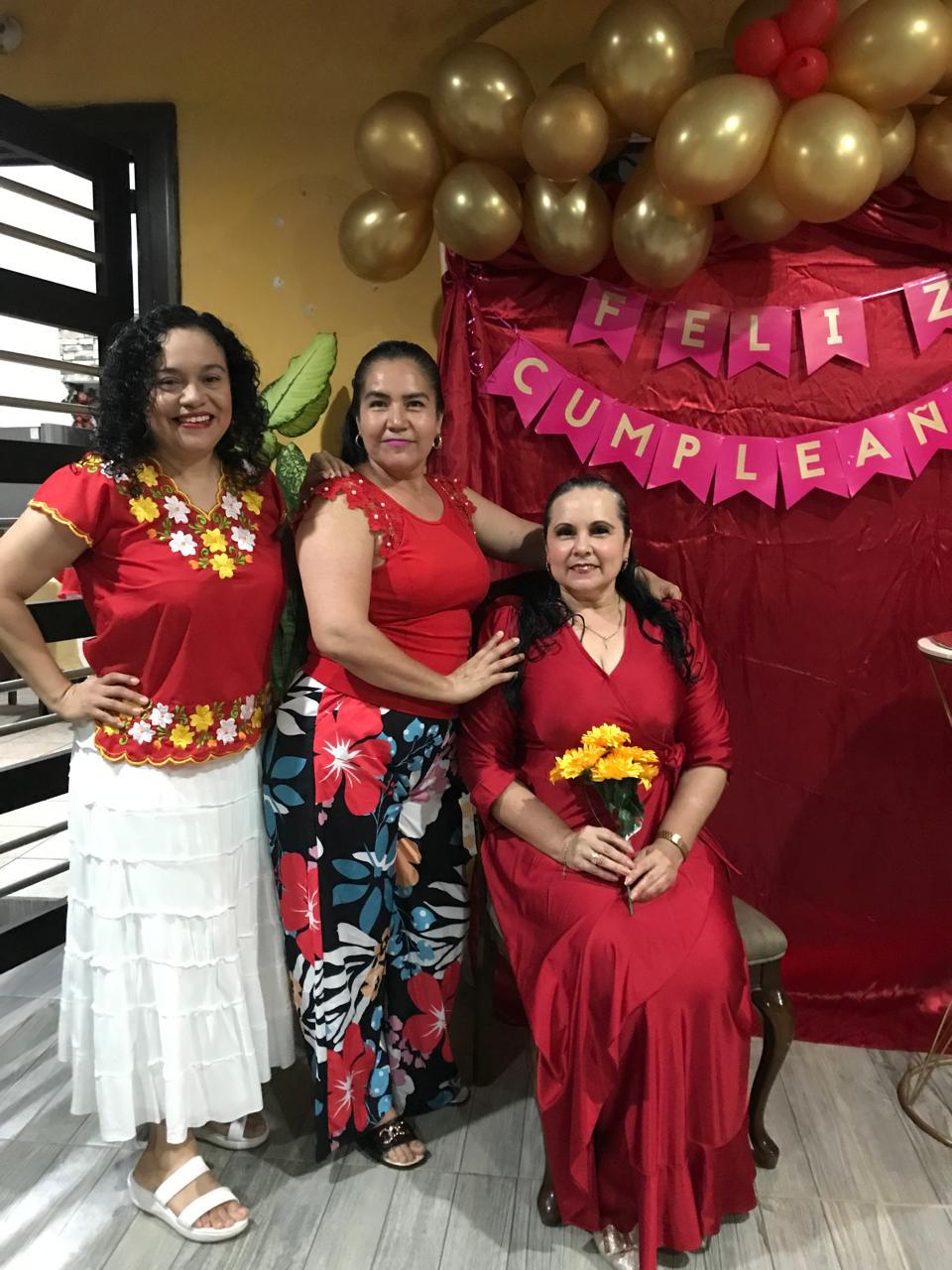 $!Claudia Ramírez y Martha Rábago junto a la cumpleañera.