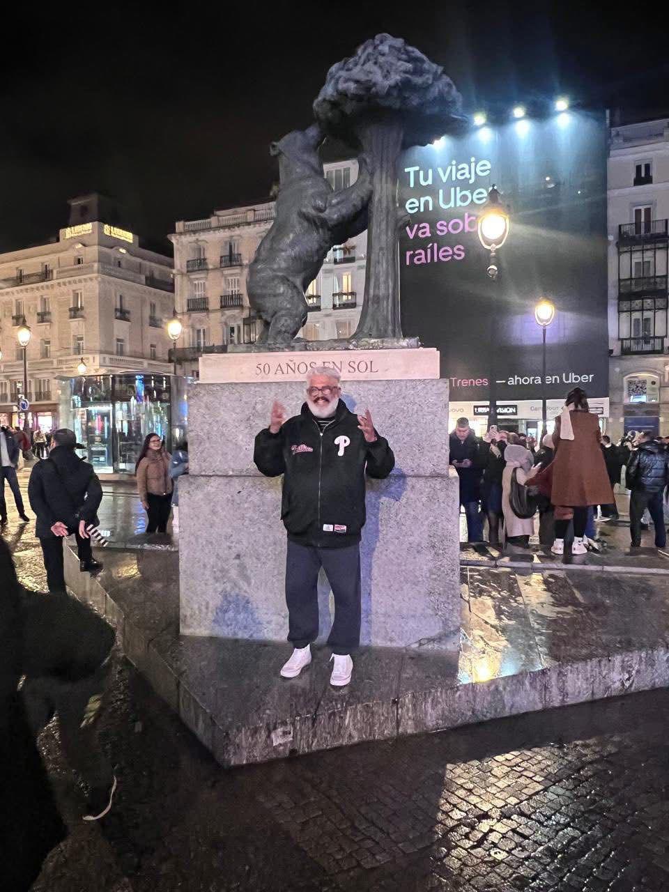 $!Casimiro Zamudio se tomó la fotografía del recuerdo en el Oso y el Madroño en la Puerta del Sol de Madrid, España.