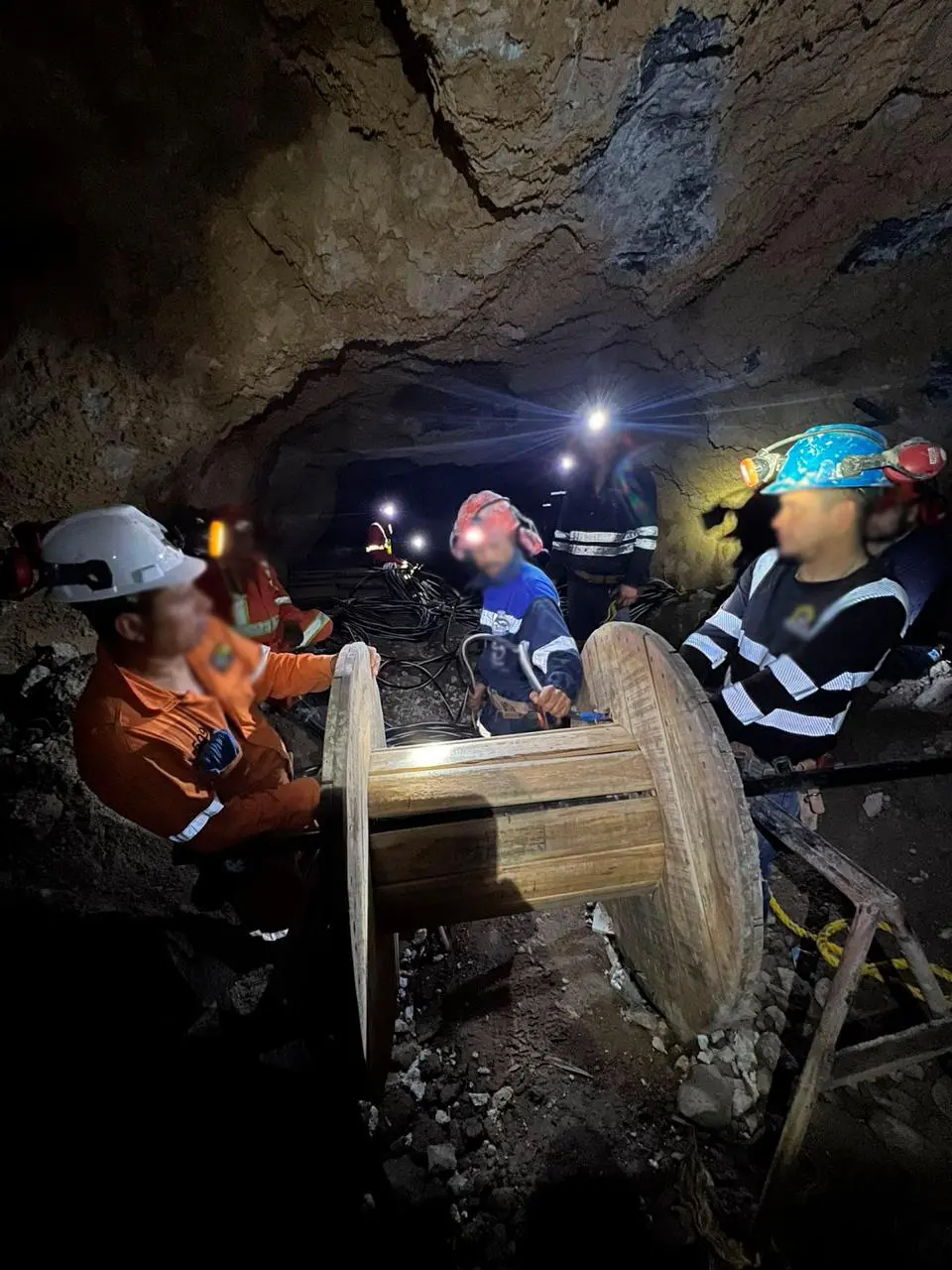 $!Instalan 3 kilómetros de cableado para acelerar extracción de agua en mina Santa Fe, Rosario