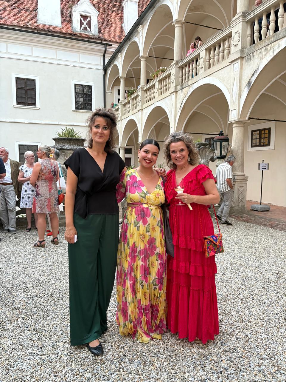 $!Vanessa Gama acompañada por la pianista Mónica Nagy y por su tutora, la soprano sueca Malin Hartelius.