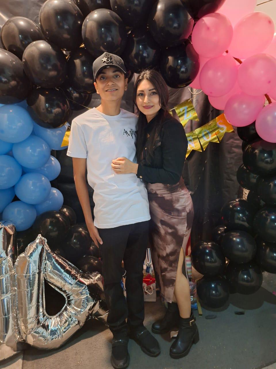 $!Juan Carlos con su tía Ana Martínez Carrasco