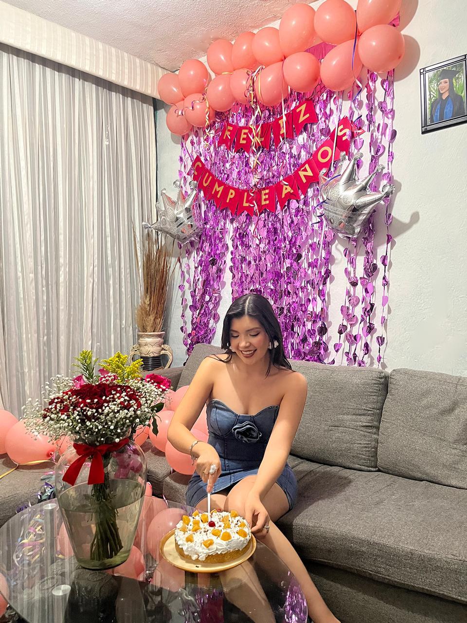 $!El festejo de Carolina duró varios días al recibir muchas muestras de cariño y pasteles.