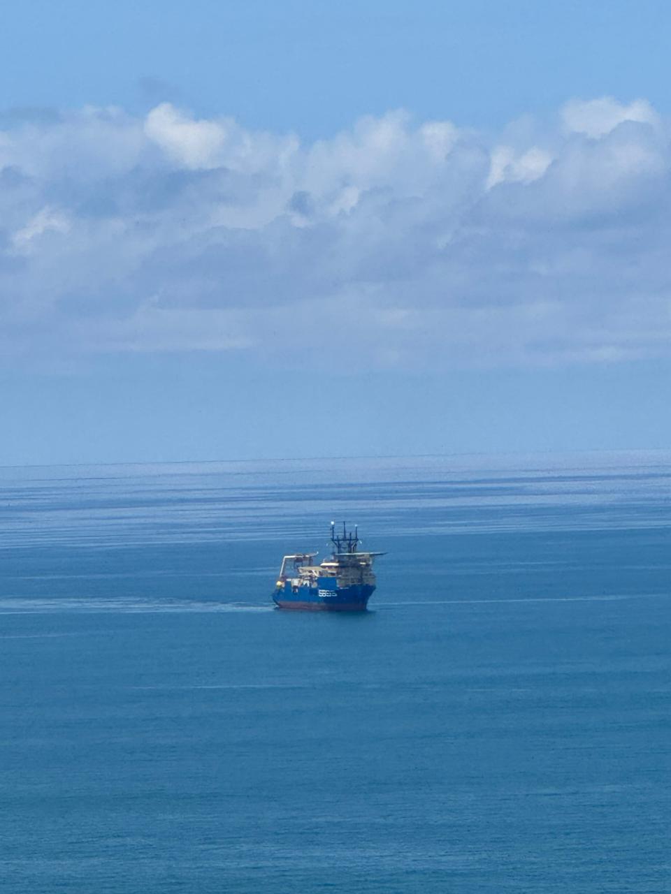 $!Intriga a residentes barco fondeado cerca de Cerritos, en la playa de Mazatlán