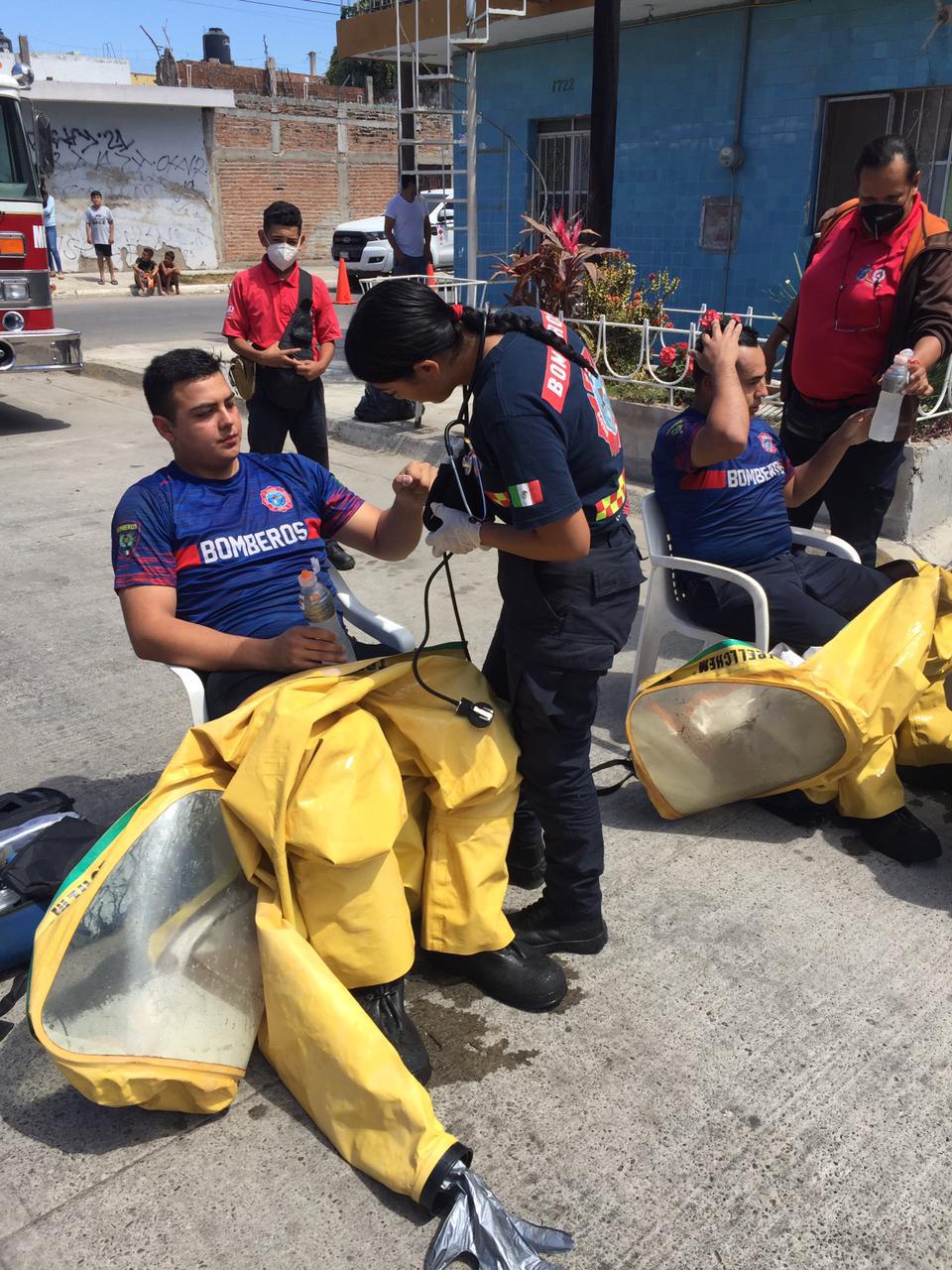 $!En Mazatlán, evacuan a varias familias por nube de gas tóxico