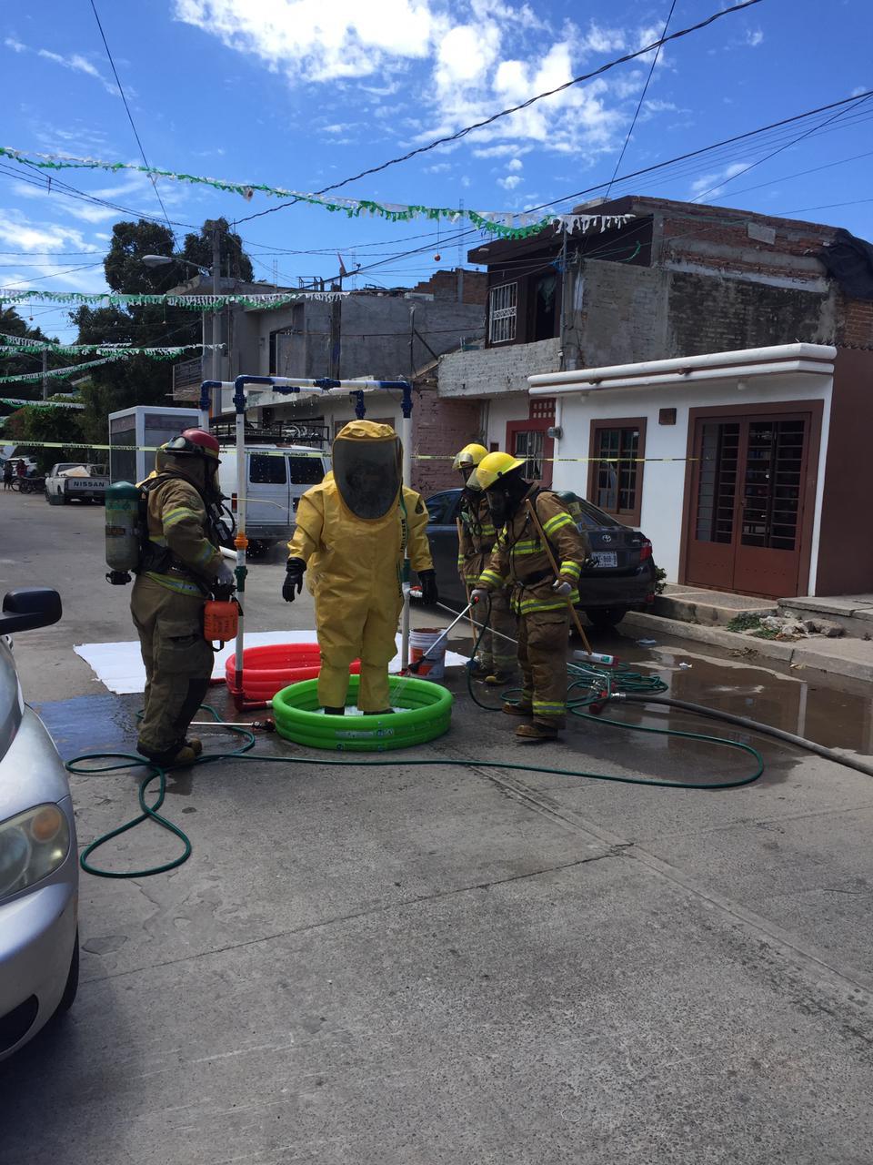 $!En Mazatlán, evacuan a varias familias por nube de gas tóxico