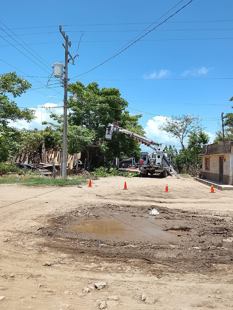 $!Acude CFE a reparar falla a la comunidad de Isla del Bosque