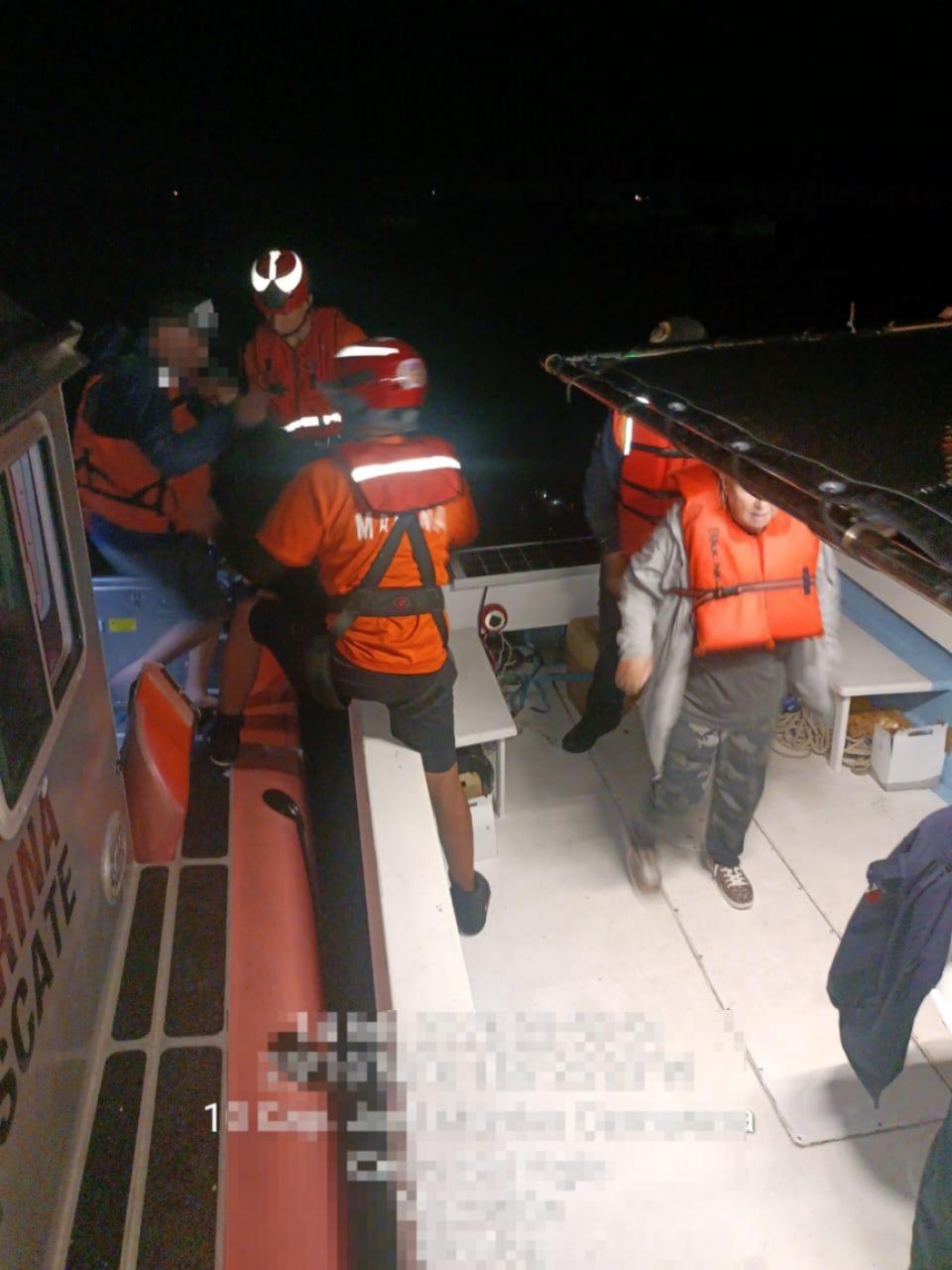 $!Auxilia Marina a siete tripulantes de un yate en inmediaciones de Olas Altas, en Mazatlán