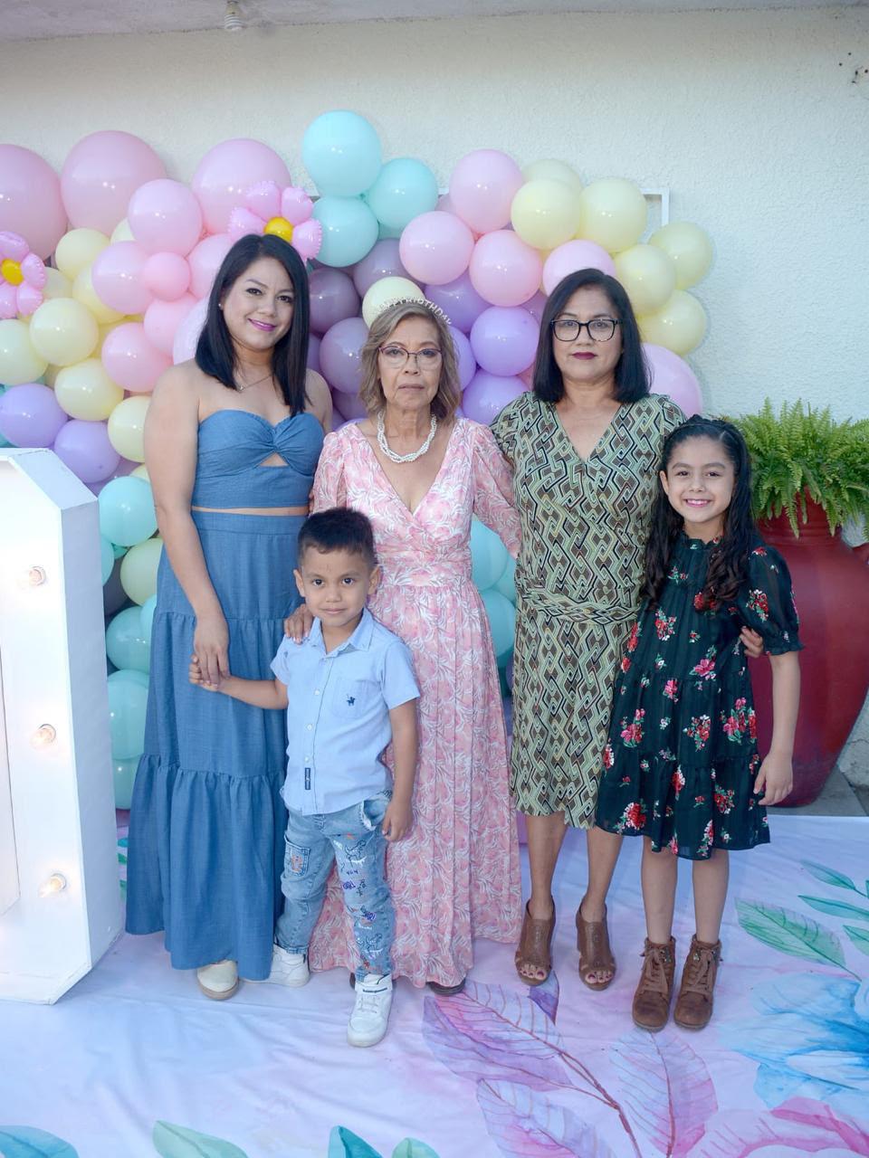 $!Fabiola, Hakin, Antonia y Camila junto a María Esther.